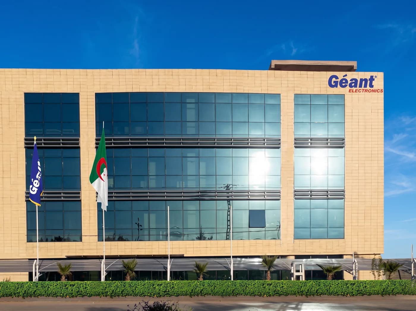 Le siège de Géant Electronics à Bordj Bou Arréridj, drapeaux algérien et Géant devant la façade